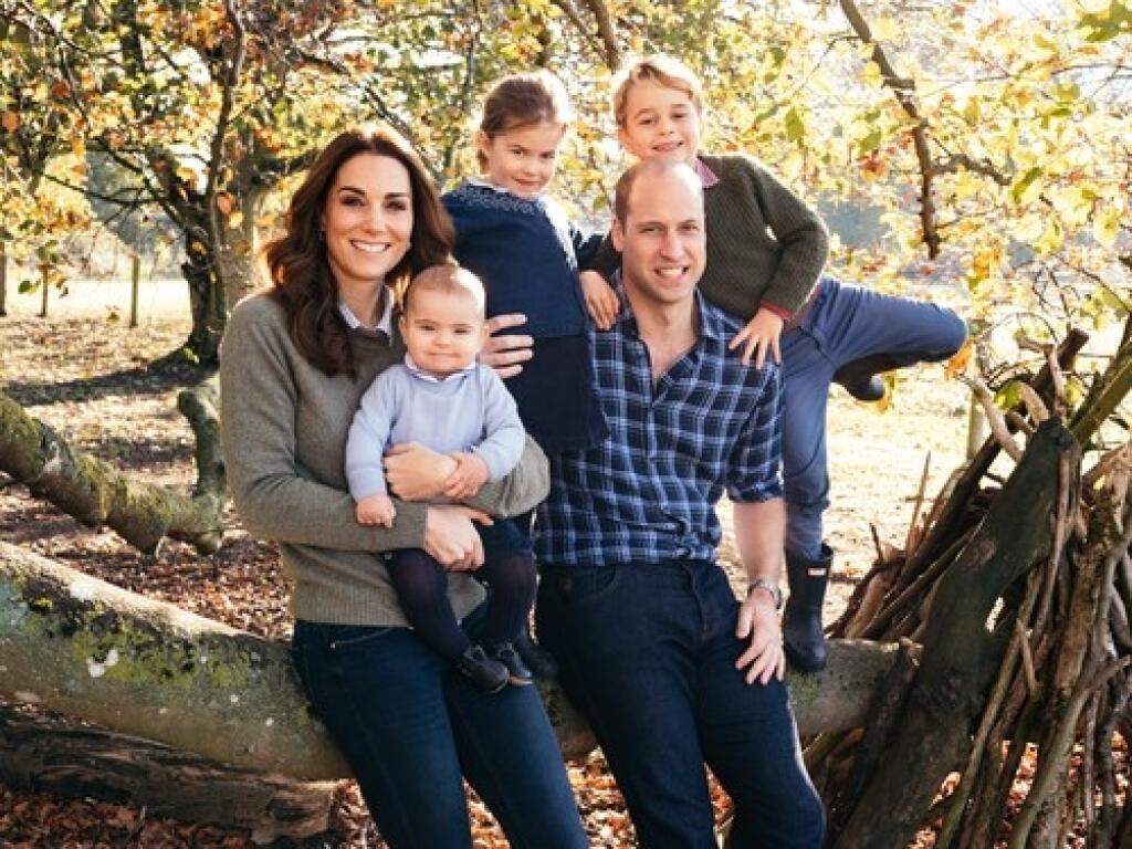 Vianočná karta kráľovskej rodiny. Princ Louis sa podobá na vojvodkyňu Kate.