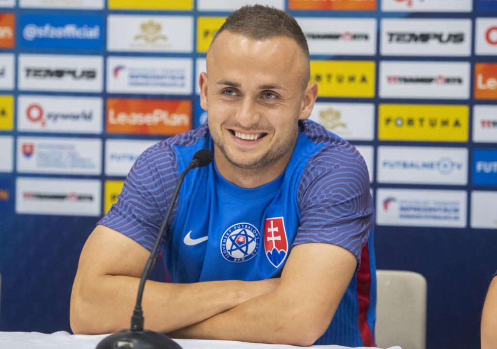 Stanislav Lobotka je opäť šťastne zadaný.