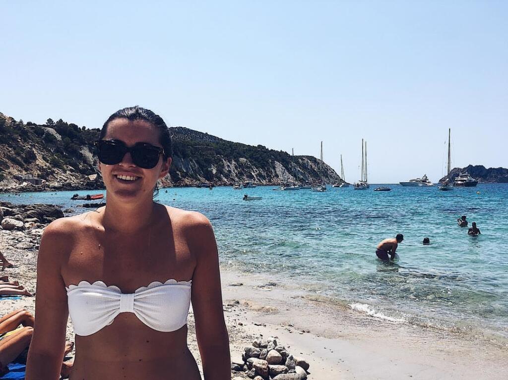 Tour de France 2019 - MCarmen Garcia plánuje eventy a pracuje ako prekladateľka. Má rada módu a precestovala takmer celý svet. Je jednou z dvoch slečien, ktoré stoje pri Petrovi Saganovi a pomáhajú mu do zeleného dresu.