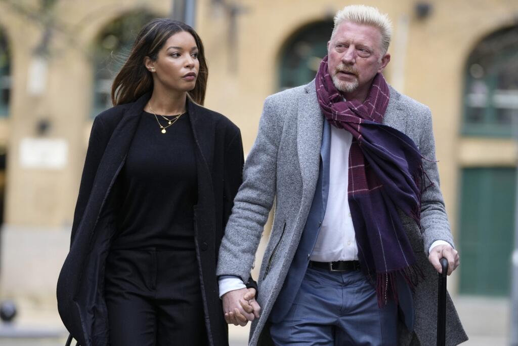 Bývalý nemecký tenista Boris Becker (vpravo) so svojou priateľkou Lilian de Carvalhovou Monteirovou prichádzajú na súd v Londýne 7. apríla 2022. Becker je obvinený z 19 priestupkov za neposkytnutie finančných prostriedkov a majetku v rámci konkurzného konania.