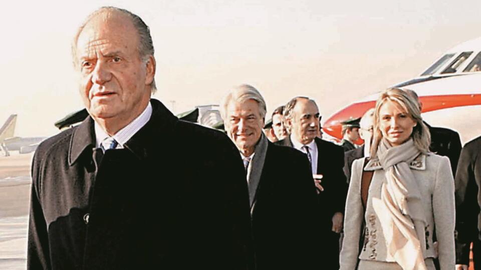 VŽDY PORUKE Juan Carlos I. na návšteve Nemecka v roku 2006.  Corina pri ňom nechýbala.