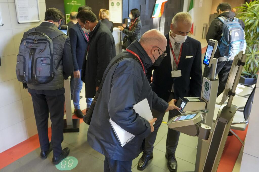 KK18 Rím - Zamestnanec talianskeho železničného dopravcu Trenitalia skenuje svoj covidpas pri vstupe do práce v piatok 15. októbra 2021 v Ríme. Všetci zamestnanci v krajine majú od piatka povinnosť preukazovať sa v práci covidpasom - teda potvrdením o očkovaní alebo prekonaní covidu, prípadne negatívnym testom na koronavírus. Zamestnancom, ktorí sa v práci nepreukážu covidpasom, má byť od piatka znemožnený vstup na pracovisko, pričom ich neprítomnosť sa bude považovať za neospravedlnenú, a teda 