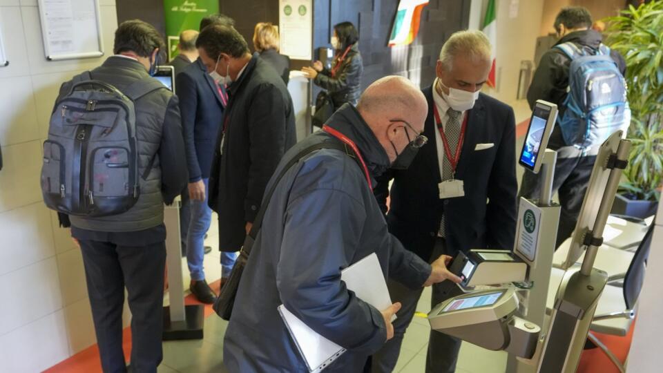 KK18 Rím - Zamestnanec talianskeho železničného dopravcu Trenitalia skenuje svoj covidpas pri vstupe do práce v piatok 15. októbra 2021 v Ríme. Všetci zamestnanci v krajine majú od piatka povinnosť preukazovať sa v práci covidpasom - teda potvrdením o očkovaní alebo prekonaní covidu, prípadne negatívnym testom na koronavírus. Zamestnancom, ktorí sa v práci nepreukážu covidpasom, má byť od piatka znemožnený vstup na pracovisko, pričom ich neprítomnosť sa bude považovať za neospravedlnenú, a teda