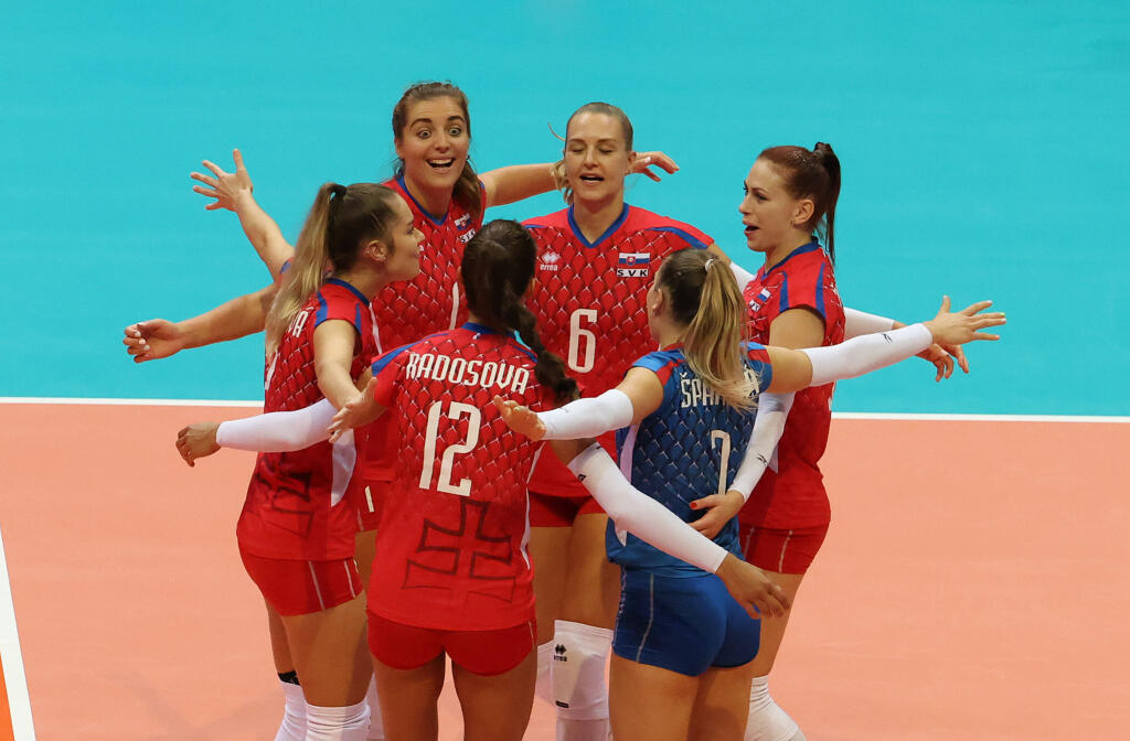 Na snímke slovenské hráčky oslavujú po bodovom zisku v zápase C-skupiny Slovensko - Taliansko na ME vo volejbale žien v chorvátskom Zadare 23. augusta 2021. FOTO TASR - HINA/Zvonko KUCELIN
Zadar, 23.08.2021. - EuroVolley 2021 Europsko prvenstvo u odbojci za Ĺľene. Utakmica reprezentacija SlovaÄŤke i Italije.
foto HINA/ Zvonko KUCELIN/