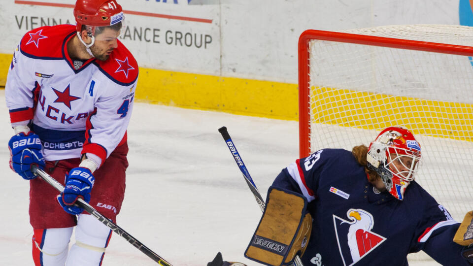 Na snimke Barry Brust a Alexander Radulov pocas tretieho zapasu prveho kola Play-off Kontinentalnej hokejovej ligy medzi HC Slovan Bratislava a CSKA Moskva.