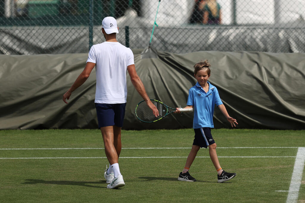 Djokovičovým sparingpartnerom na Wimbledone je aj jeho syn Stefan, s ktorým trénuje na tráve.