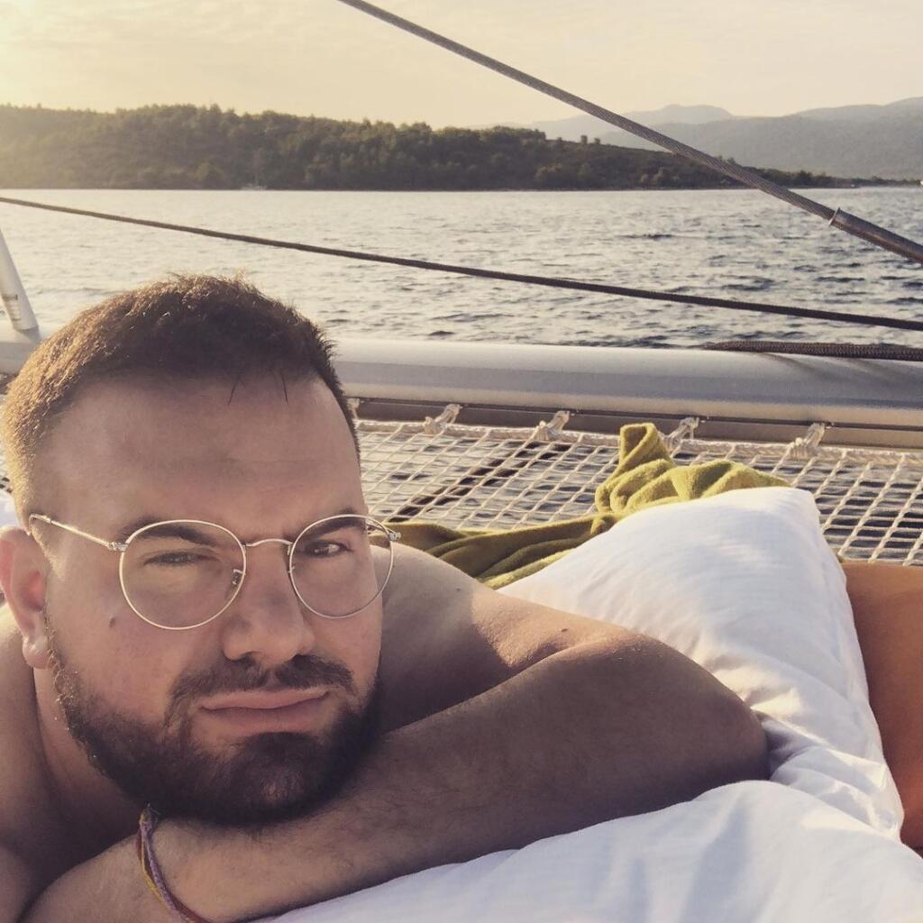 Som nesmierne rád, že sa môžem živiť prácou, ktorá ma baví a nemusí ma živiť urážanie.
S pocitom slobody pri tvorbe outfitov, hoci aj odvážnejších, a s kopou úspešných kamarátov a kamarátok, ktorí si vašu prácu a výsledky vážia aj na medzinárodnej úrovni. Tak pekný deň prajem, pani Ziegler.