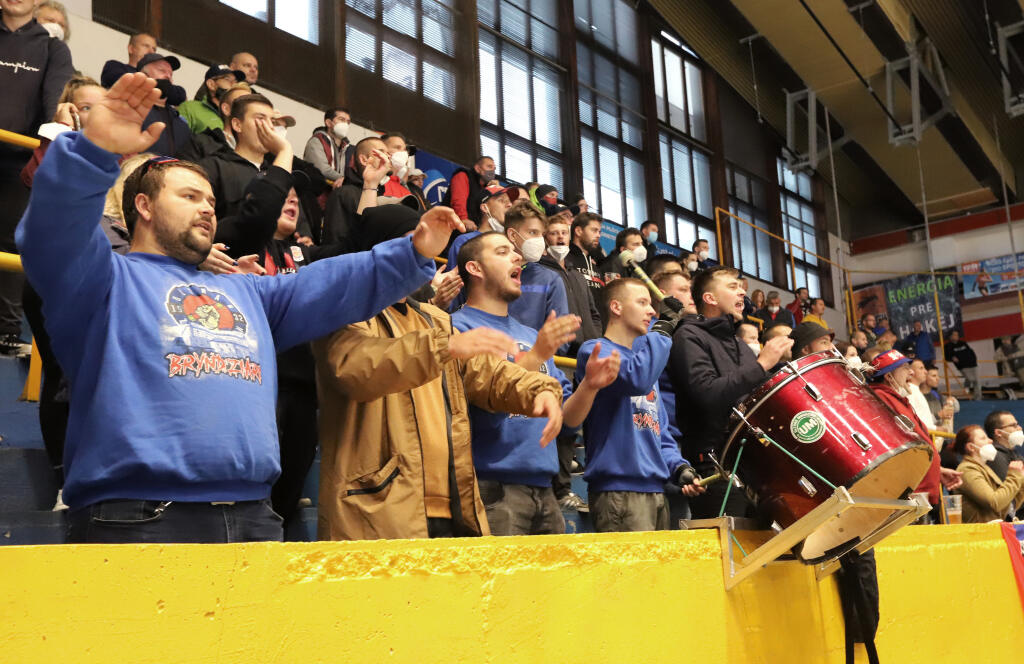 Na snímke fanúšikovia Zvolena počas 1. kola Tipos extraligy HKM Zvolen – HK Spišská Nová Ves vo Zvolene 24. septembra 2021. FOTO TASR - Ján Krošlák