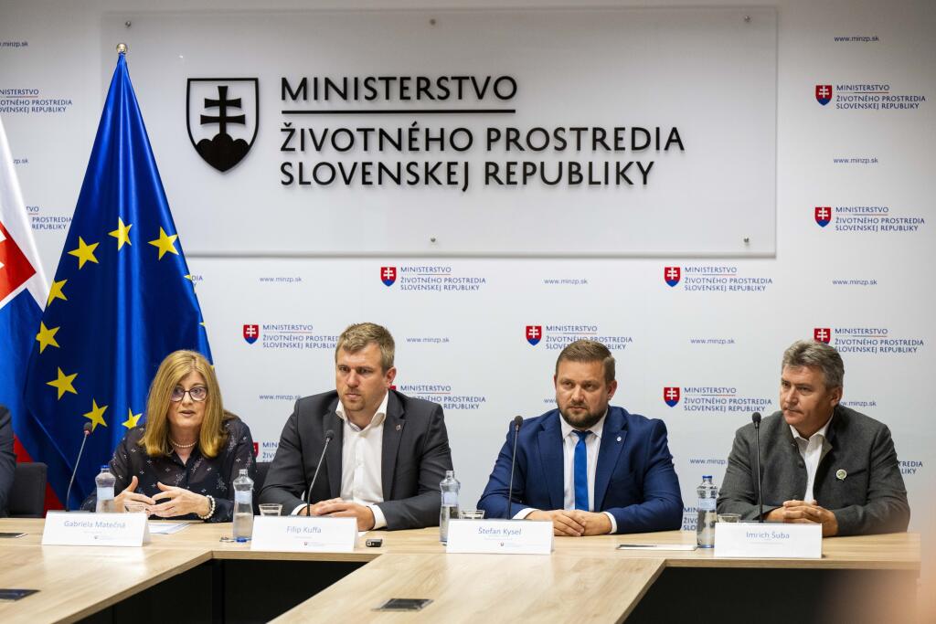 Na snímke zľava štátna tajomníčka ministerstva životného prostredia (MŽP) SR Gabriela Matečná, štátny tajomník MŽP Filip Kuffa, generálny riaditeľ Štátnej ochrany prírody SR Štefan Kysel a riaditeľ Slovenskej poľovníckej komory Imrich Šuba počas tlačovej konferencie na tému - Mimoriadne situácie s medveďom hnedým 18. júla 2024 v Bratislave. FOTO TASR - Jakub Kotian