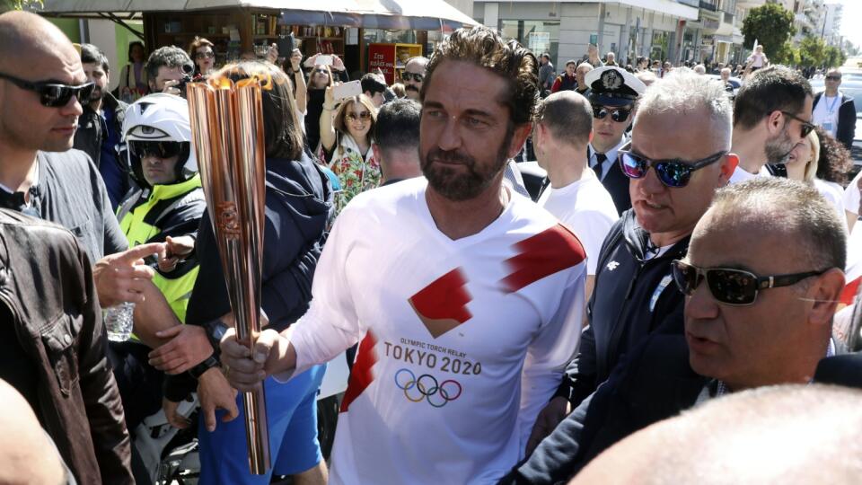 S pochodňou sa v gréckej Sparte objavil aj slávny herec Gerard Butler. Grécky olympijský výbor však púť prerušil kvôli veľkému množstvu divákov z obáv pred koronavírusom.