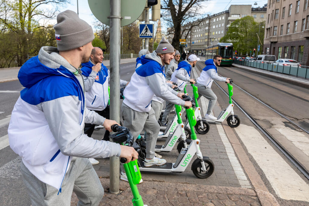 Na snímke sú slovenskí hokejoví reprezentanti pri príchode na hotel počas MS 2022 v Helsinkách.