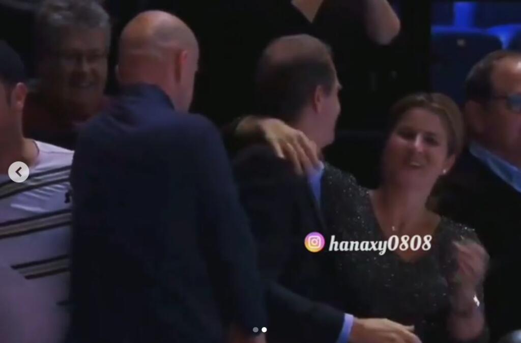 Postupne však Roger začal vyhrávať a aj Mirkina nálada sa zlepšila... Mužom v Rogerovom tíme sa po víťazstvách od radosti hodila okolo krku.
