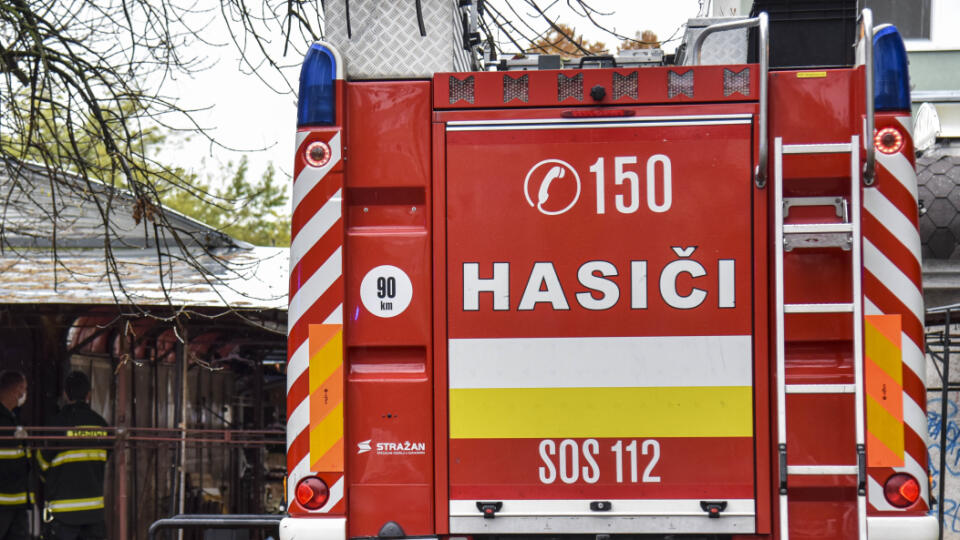 Na snímke príslušníci Hasičského záchranného zboru SR