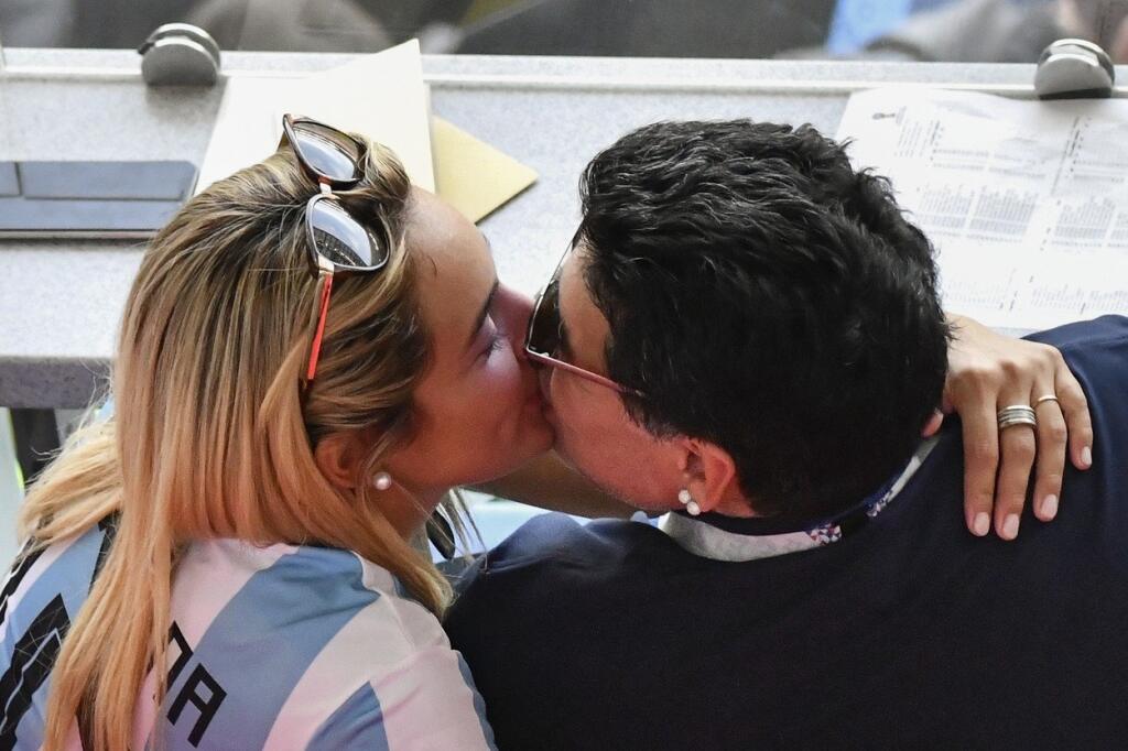 Momentálne tvorí Maradona pár s Rociou Olivovou, pre ktorú opustil tehotnú Ojedovú. Ich vzťah je nabitý rozchodmi, podozreniami z nevery a hádkami, no nakoniec si bývalá futbalistka omotala Diaga okolo prsta. Stále sú spolu, i keď ju Maradona v minulosti napadol a dáva ju sledovať. Pár sa vraj tajne zosobášil v roku 2014.