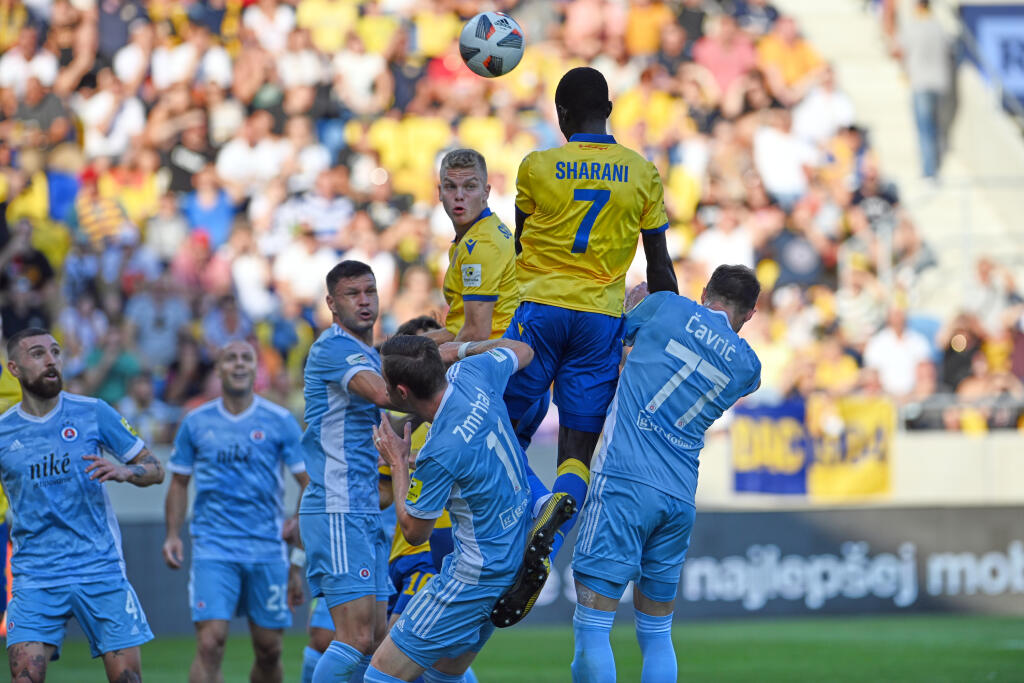 Na snímke sprava Aleksandar Čavrič (Slovan) a Zuberu Sharani (DAC) počas zápasu 7. kola futbalovej Fortuna ligy FC DAC 1904 Dunajská Streda - ŠK Slovan Bratislava 12. septembra 2021 v Dunajskej Strede. FOTO TASR - Edmund Örzsik