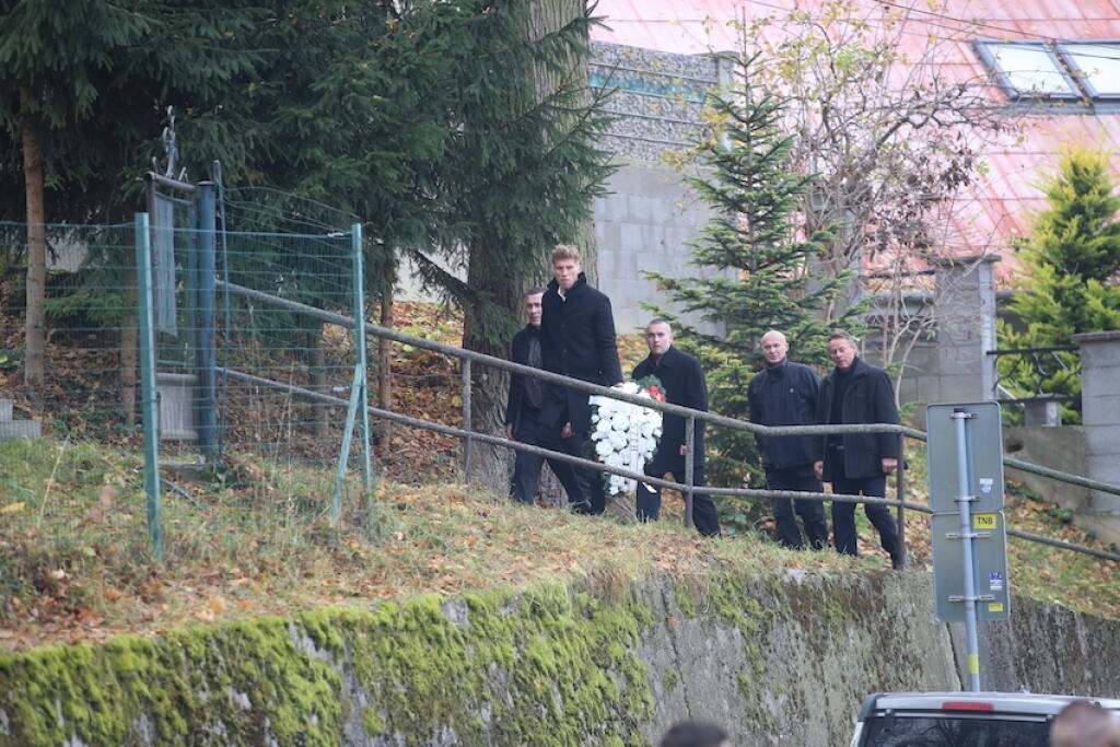 Smútiaci prichádzajú na poslednú rozlúčku s hokejistom Borisom Sádeckým.