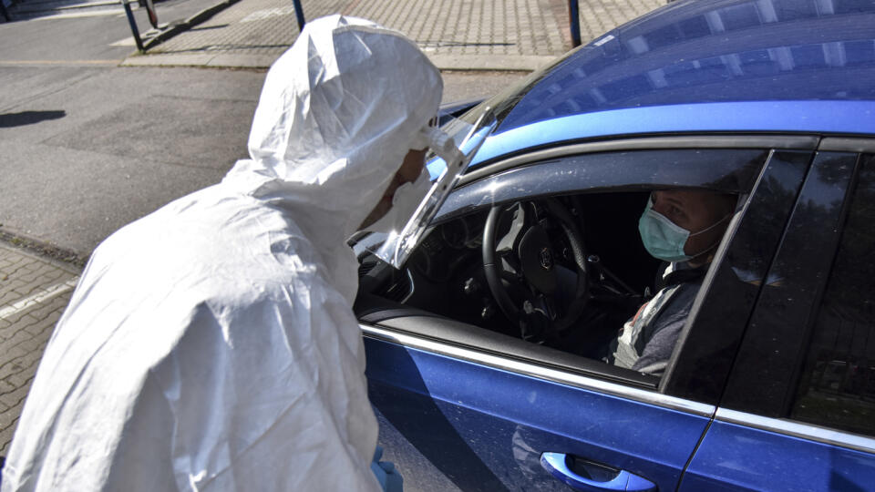 Na snímke pracovník v pracovnom kontajnery, kde prebieha takzvaný drive-thru test na nový koronavírus 18. marca 2020 v Bratislave. FOTO TASR - Pavol Zachar