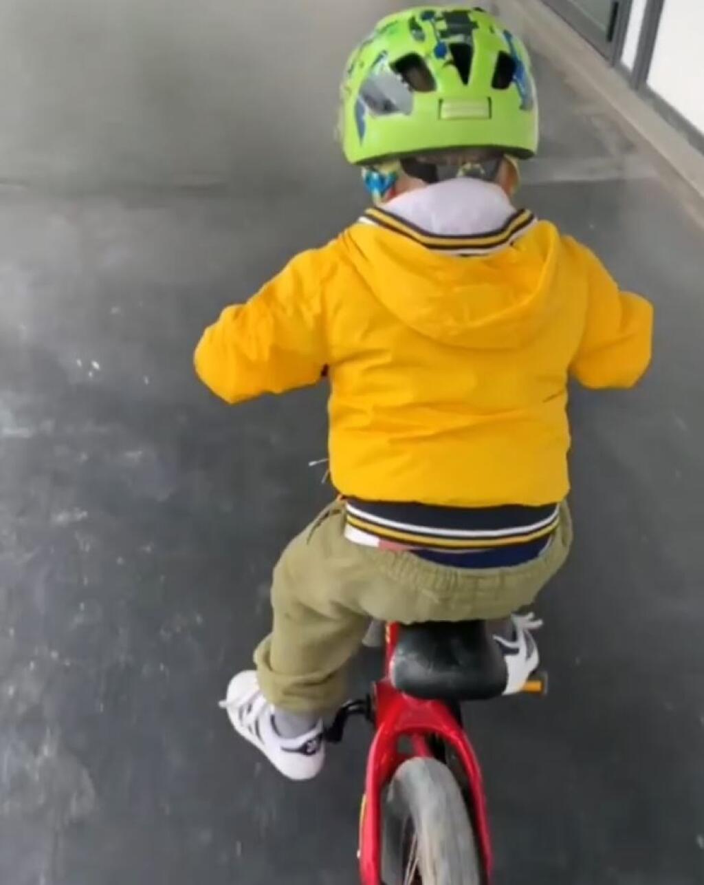 Saganovi juniorovi ide bicyklovanie ide od ruky, resp. od nôh, čo dokázal na záberoch, ktoré uverejnil jeho otec.