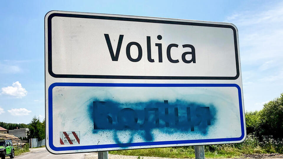 Vandalizmus. Neznámy páchateľ poškodil na severovýchode našej krajiny tabuľky s názvom obce.