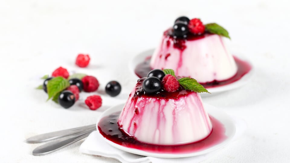 Panna cotta s drobným ovocím