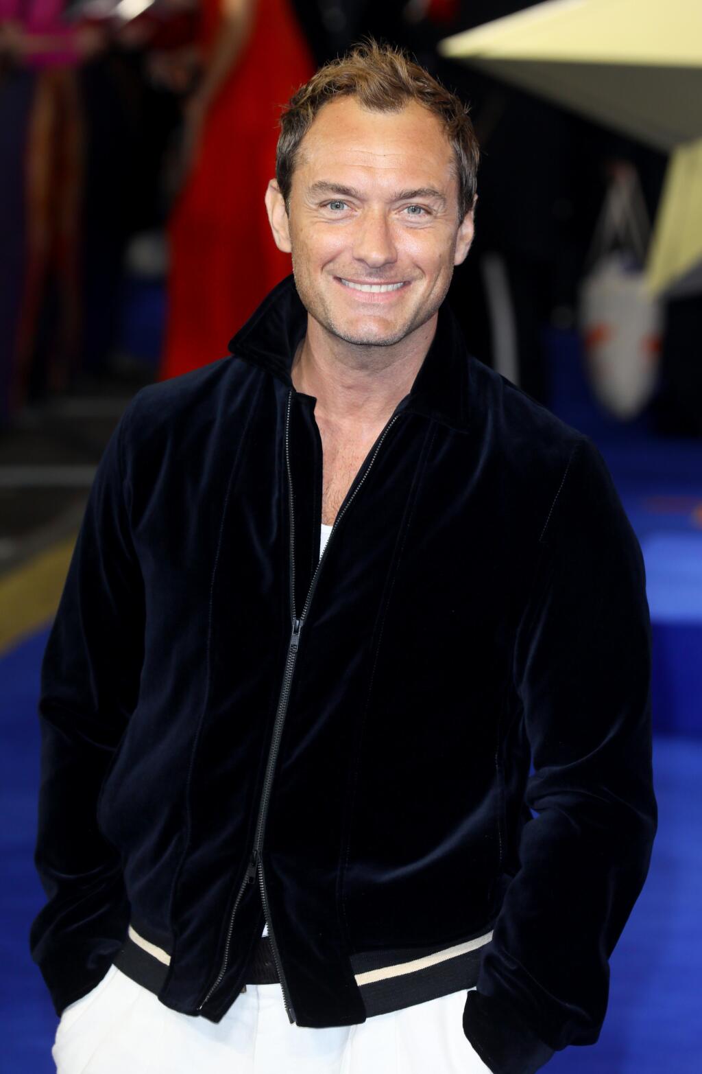 Jude Law (48)
Napriek tomu, že Londýnčan bol učiteľským dieťaťom, stredné vzdelanie zanechal ako 17-ročný, keď ho obsadili do telenovely „Families“. No vyplatilo sa. Už o pár rokov nato sa svetovo preslávil v sci-fi Gattaca a trháku „Talentovaný pán Ripley“.