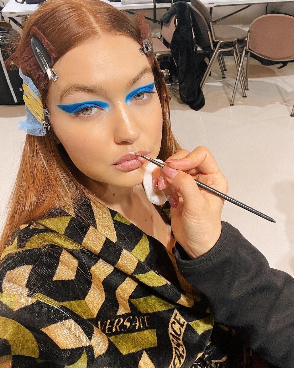 Gigi v zákulisí prehliadky Versace jeseň/zima 2021