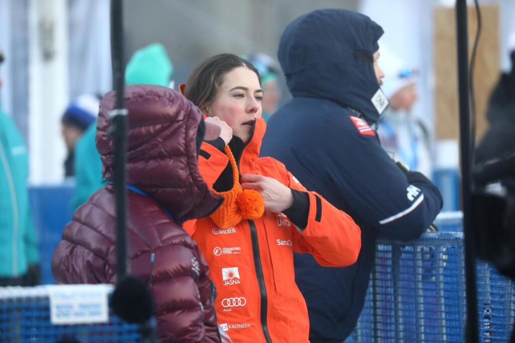 V cieli sa radšej veľmi rýchlo obliekla a zababušila to teplého outfitu.