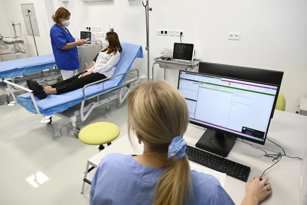 Na snímke pohľad do jednej z ambulancií nového urgentu, kde lekárka a figurantka predvádzajú modelové ošetrenie pacientky počas slávnostného otvorenia v Nemocnici s poliklinikou Prievidza so sídlom v Bojniciach 3. októbra 2022. Nový urgent plánuje nemocnica spustiť v polovici októbra a bude slúžiť aj ako školiace stredisko pre záchranárov. FOTO TASR - Radovan Stoklasa