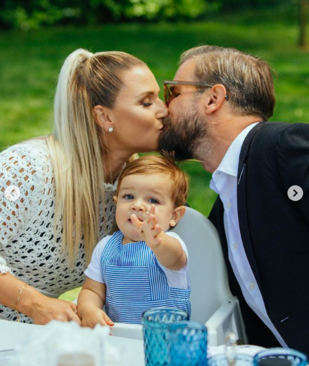 Šťastná Dominika so svojim manželom Michalom si dali aj horúci bozk.