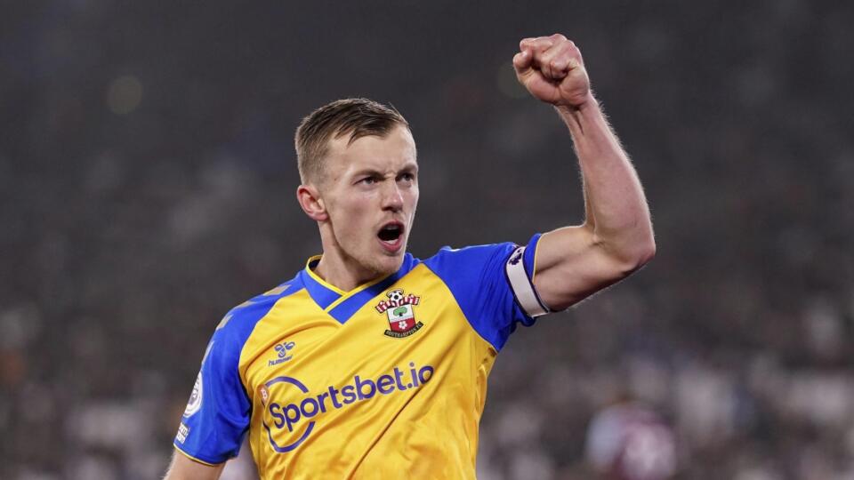 Futbalista Southamptonu James Ward-Prowse sa teší po strelení gólu počas zápasu 19. kola anglickej Premier League West Ham United - Southampton.