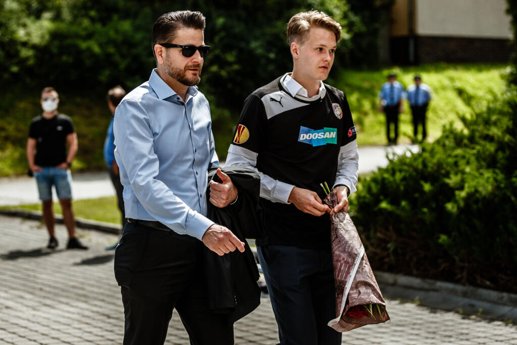 Na snímke smútoční hostia prichádzajú na poslednú rozlúčku so zosnulým slovenským futbalovým reprezentantom Mariánom Čišovským vo Veľkej obradnej sieni Ústředního hřbitova v Plzni.