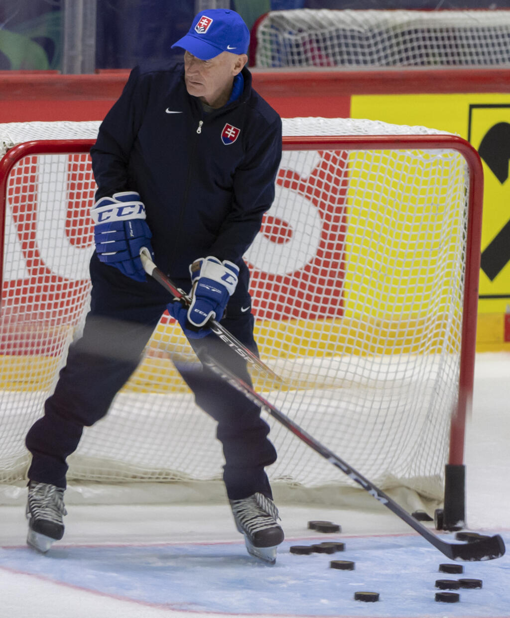 Prvý tréning slovenskej hokejovej reprezentácie pred štartom MS v Helsinkách. Na snímke tréner Craig Ramsay.