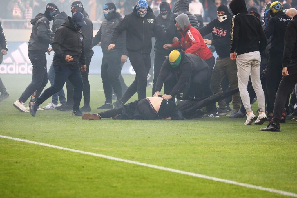 Derby Trnavy so Slovanom predčasne ukončili po tom, ako ihrisko zaplavili chuligáni, ktorí sa bili hlava-nehlava.
