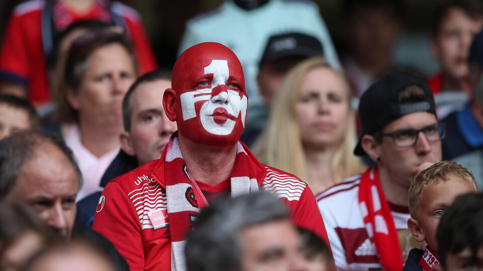 Účasť Bayernu na miestnom štadióne bola veľkým lákadlom. Kapacita Fritz-Walter-Stadiona na Betzenbergu je 49 700 miest a na prípravný zápas proti Mníchovčanom sa štadión beznádejne vypredal. Vypredané bolo prvýkrát od roku 2015.