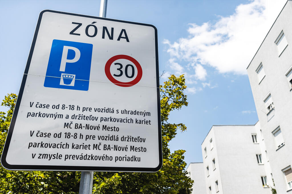 Na ilustračnej snímke parkovanie v bratislavskej mestskej časti Nové mesto.