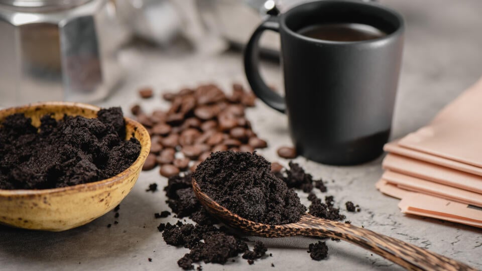 Closeup,Used,Coffee,Grounds,In,Wooden,Spoon