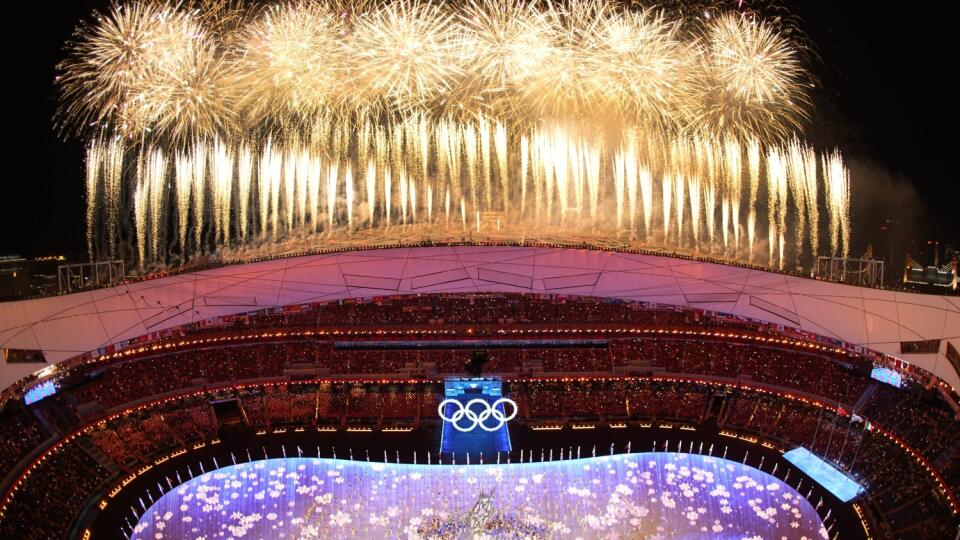 Ohňostroj exploduje nad olympijským štadiónom počas záverečného ceremoniálu zimných olympijských hier ZOH 2022 v Pekingu.