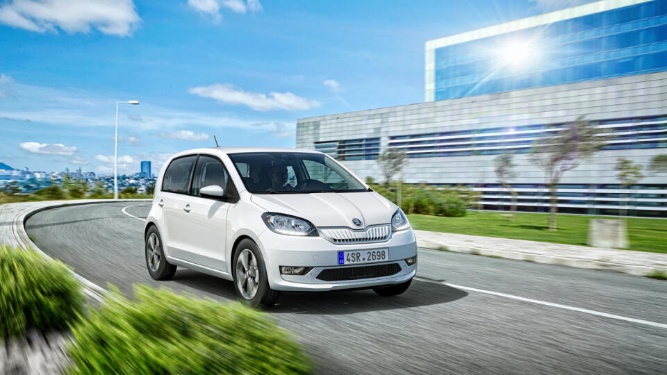Na českom trhu sa elektrický hatchback začína predávať za 429 900 Kč.
