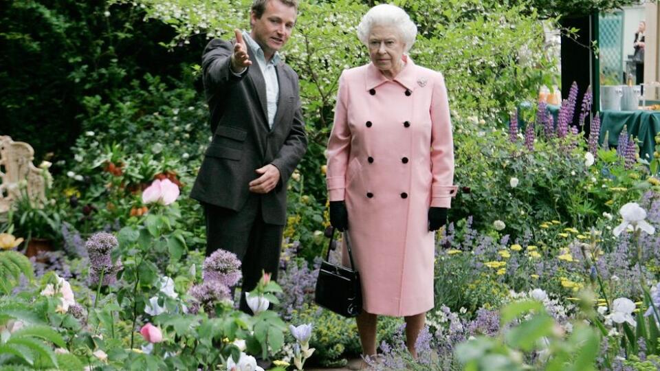 Kráľovná Alžbeta II. počas návštevy Chelsea Flower Show v roku 2007.