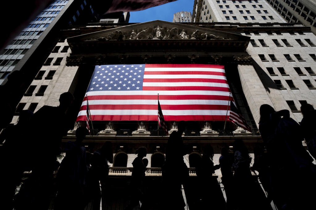 WA 47 archív New York - Na archívnej snímke z 29. júna 2022 ľudia kráčajú okolo budovy burzy v New Yorku.  Wall Street má za sebou tretí týždenný nárast po sebe. Akcie naďalej podporujú predovšetkým očakávania, že americká centrálna banka (Fed) už ukončila cyklus sprísňovania menovej politiky. FOTO TASR/AP 

 FILE - People walk past the New York Stock Exchange on Wednesday, June 29, 2022 in New York. Wall Street pointed higher before the open Friday, Nov. 17, 2023, as most major markets looked s