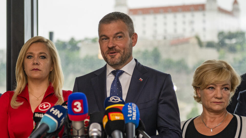 Desať poslancov Národnej rady (NR) SR za Smer-SD sa pridáva k projektu Petra Pellegriniho. Na snímke zľava členka predsedníctva Smer-SD Denisa Saková, podpredseda parlamentu Peter Pellegrini (Smer-SD) a poslankyňa Ľubica Laššáková počas tlačovej konferencie k vzniku novej strany v Bratislave 16. júna 2020. FOTO TASR - Jaroslav Novák