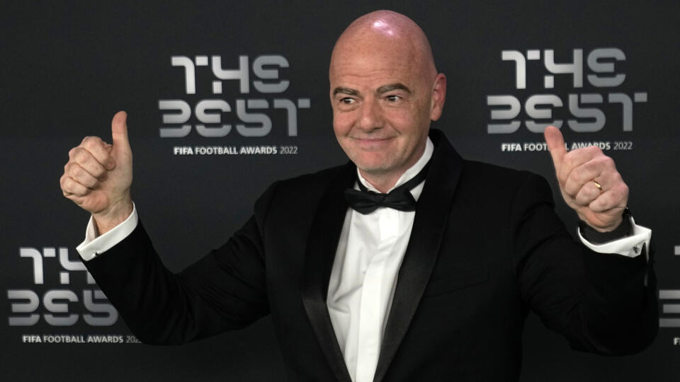 WA 52 Paríž - Prezident FIFA Gianni Infantino  pózuje počas príchodu na galavečer The Best, počas ktorého FIFA odovzdá svoje ceny pre najlepších hráčov vo svete futbalu v Paríži v pondelok 27. februára 2023. FOTO TASR/AP 

FIFA president Gianni Infantino poses on the green carpet before the ceremony of the Best FIFA Football Awards in Paris, France, Monday, Feb. 27, 2023. (AP Photo/Michel Euler)