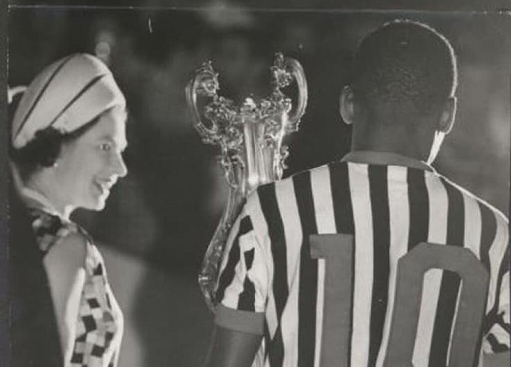 Legendárny brazílsky futbalista Pelé si na sociálnej sieti pripomenul stretnutie so zosnulou anglickou kráľovnou Alžbetou II. aj takouto snímkou.
