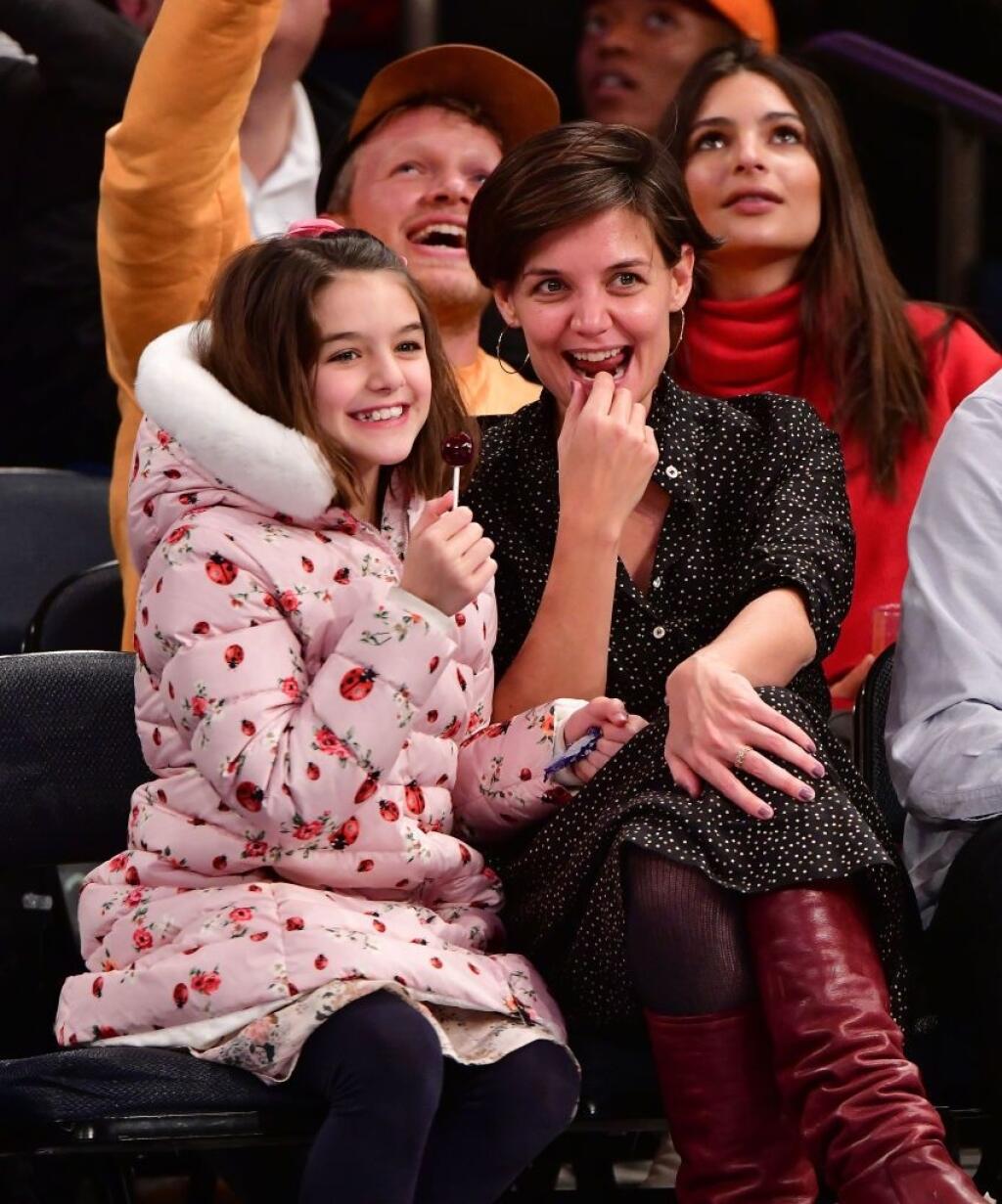 Suri si užíva čas s mamou na basketbalovom zápase.