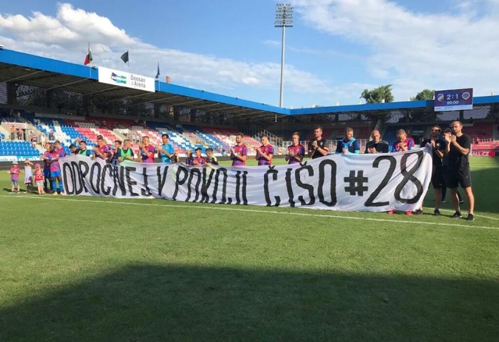 TRANSPARENT NA ROZLÚČKU Takto Čiša vyprevádzali spoluhráči na štadióne
v Plzni po zápase s pražskou Spartou.