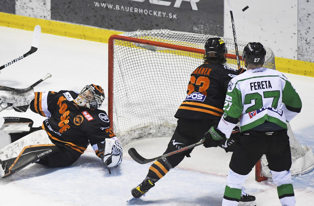 Na snímke vľavo brankár Dominik Riečický (HC Košice), vpravo Samuel Fereta (HC Mikron Nové Zámky) v prvom zápase predkola Kaufland play off Tipos extraligy HC Košice - HC Mikron Nové Zámky v Košiciach 24. marca 2021. FOTO TASR - František Iván