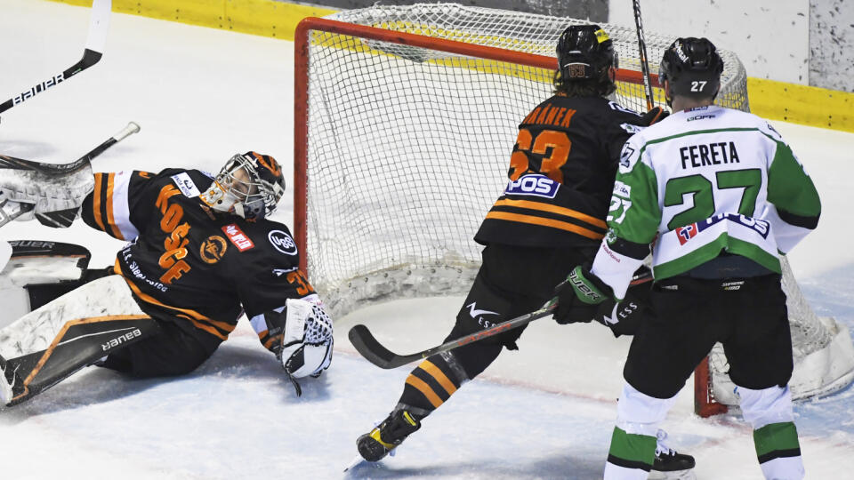 Na snímke vľavo brankár Dominik Riečický (HC Košice), vpravo Samuel Fereta (HC Mikron Nové Zámky) v prvom zápase predkola Kaufland play off Tipos extraligy HC Košice - HC Mikron Nové Zámky v Košiciach 24. marca 2021. FOTO TASR - František Iván