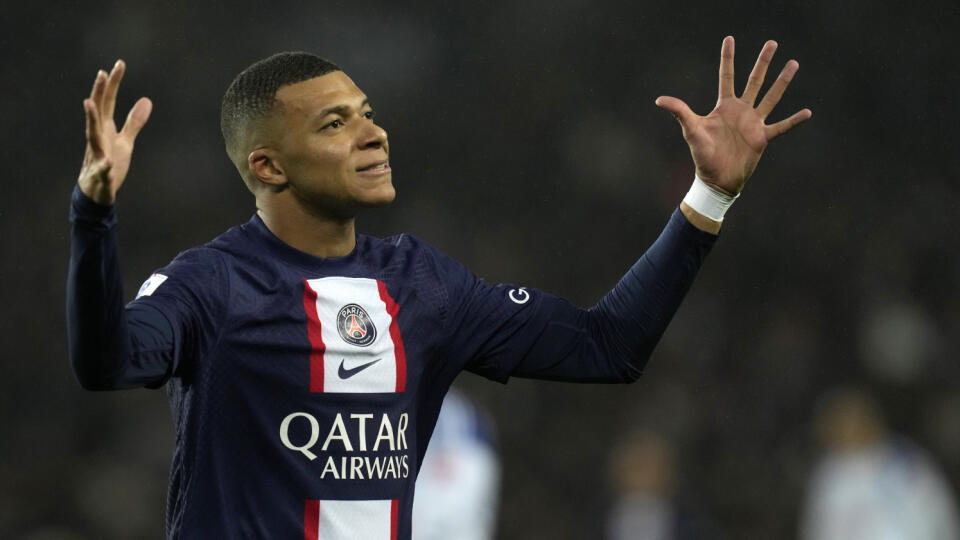 WA 50 Paríž - Futbalista Paríža St. Germain Kylian Mbappe reaguje po gólovej šanci v zápase 16. kola francúzskej Ligue 1 Paríž Saint-Germain - Racing Štrasburg v Paríži v stredu 28. decembra 2022. FOTO TASR/AP
PSG's Kylian Mbappe reacts after missing a chance to score during the French League One soccer match between Paris Saint-Germain and Strasbourg at the Parc des Princes in Paris, Wednesday, Dec. 28, 2022. (AP Photo/Thibault Camus)