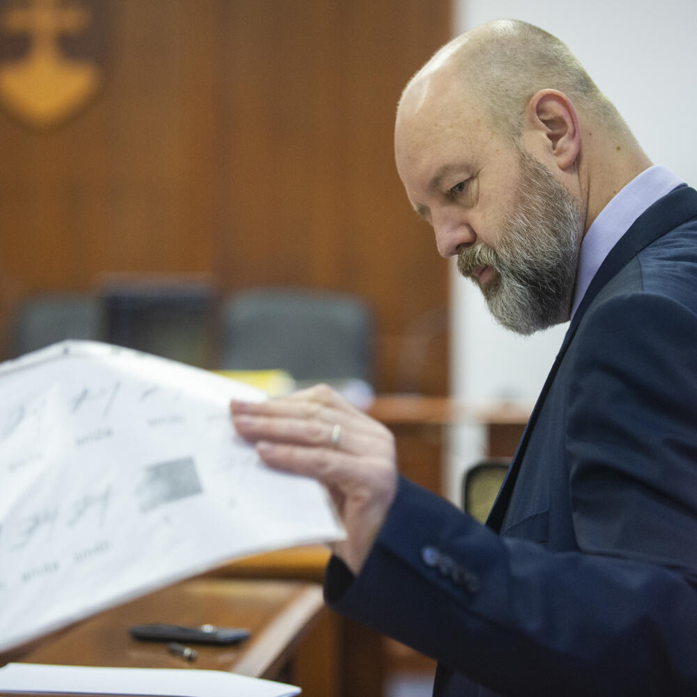 Obžalovaný podnikateľ a bývalý riaditeľ TV Markíza Pavol R. pred pojednávaním v kauze falšovania televíznych zmeniek na Špecializovanom trestnom súde v Pezinku 10. februára 2020.
