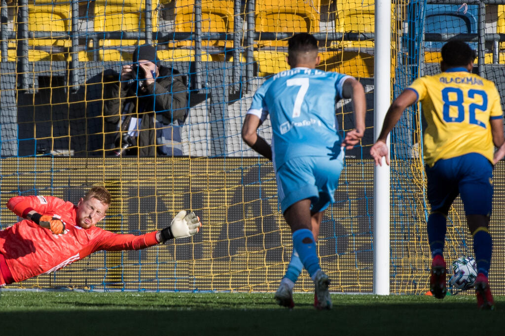 Na snímke vpravo v popredí Cesar Rodolfo Camarena Blackman (DAC), v popredí uprostred Mohammed Rharsalla Kadfi a vľavo brankár Matúš Ružinský (obaja Slovan) dostáva gól z penalty počas zápasu 4. kola nadstavbovej časti Fortuna ligy v skupine o titul FC DAC 1904 Dunajská Streda - ŠK Slovan Bratislava v Dunajskej Strede v nedeľu 11. apríla 2021. FOTO TASR - Martin Baumann